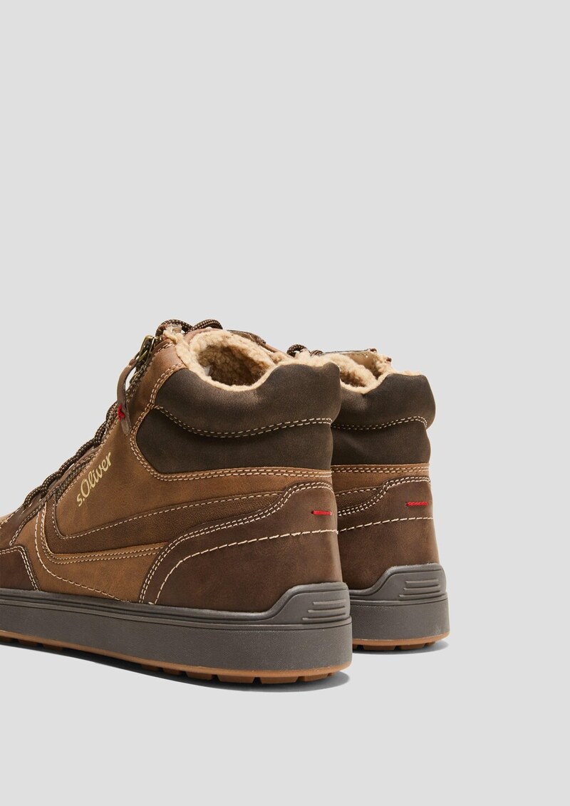 Gefütterte Boots mit Kontrastnähten