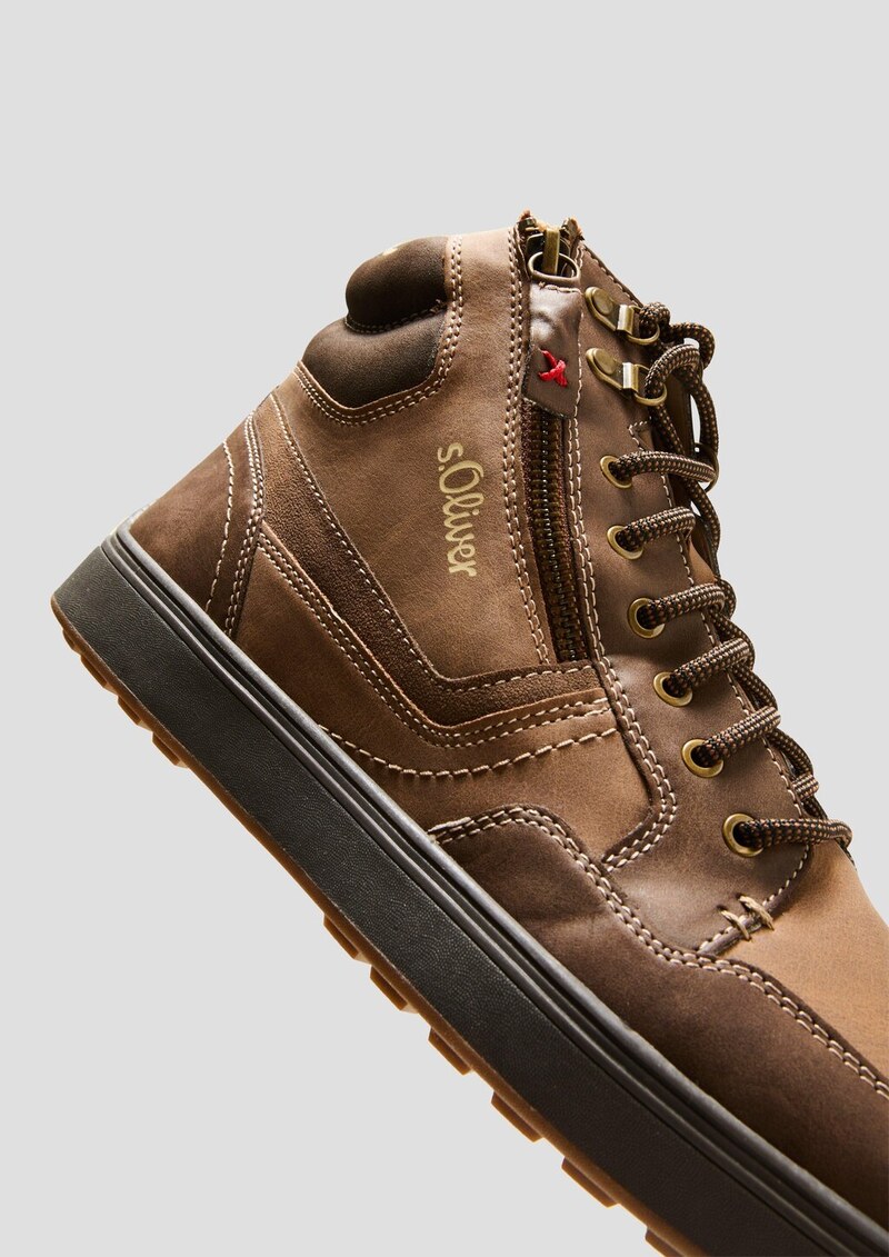 Gefütterte Boots mit Kontrastnähten