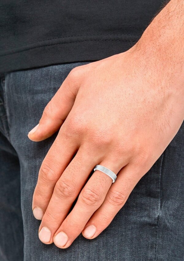 Breiter Ring aus Edelstahl