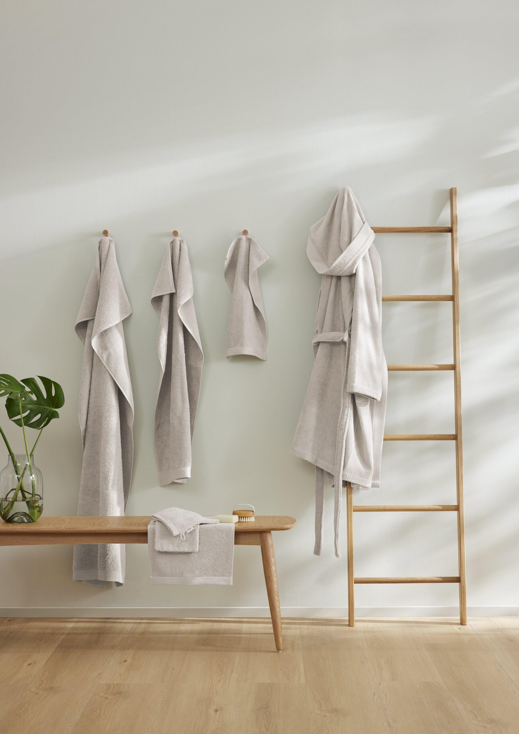 Frotteebademantel mit Kapuze