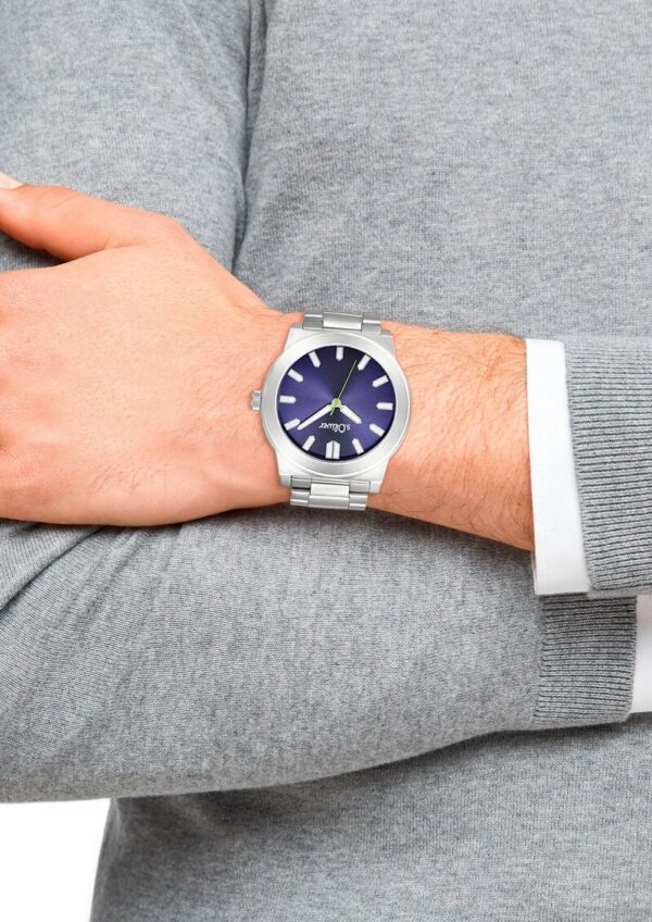 Silberne Armbanduhr mit Metallband