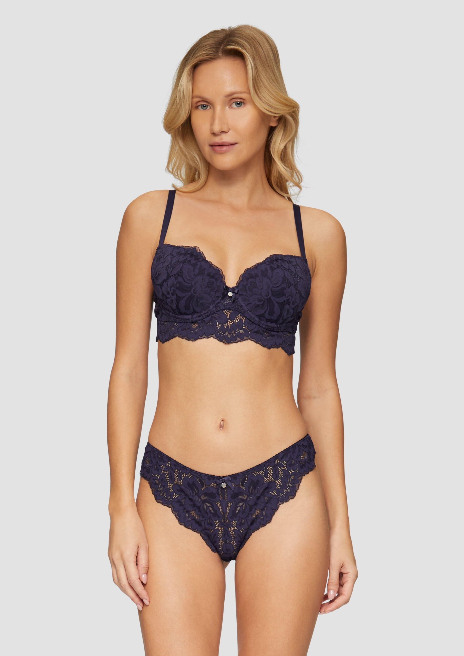 String aus Spitze mit Cut-out-Detail