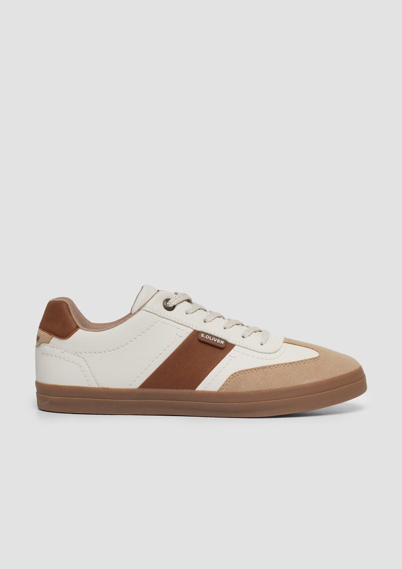 Klassische Schnürer mit Kontrast-Detail