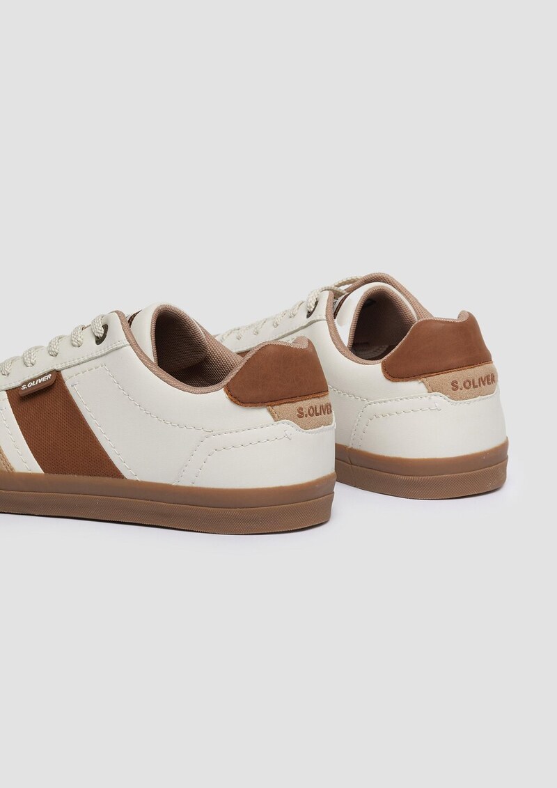 Klassische Schnürer mit Kontrast-Detail