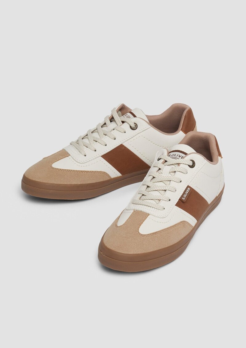 Klassische Schnürer mit Kontrast-Detail