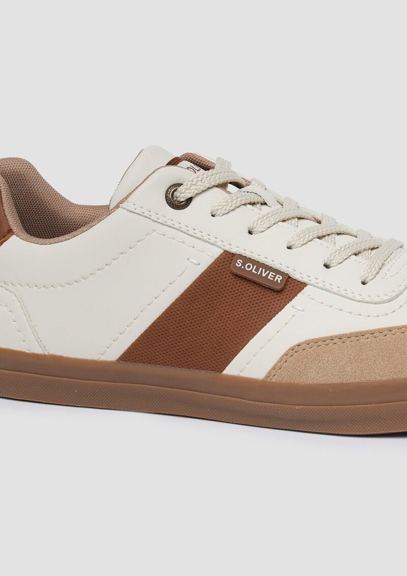 Klassische Schnürer mit Kontrast-Detail