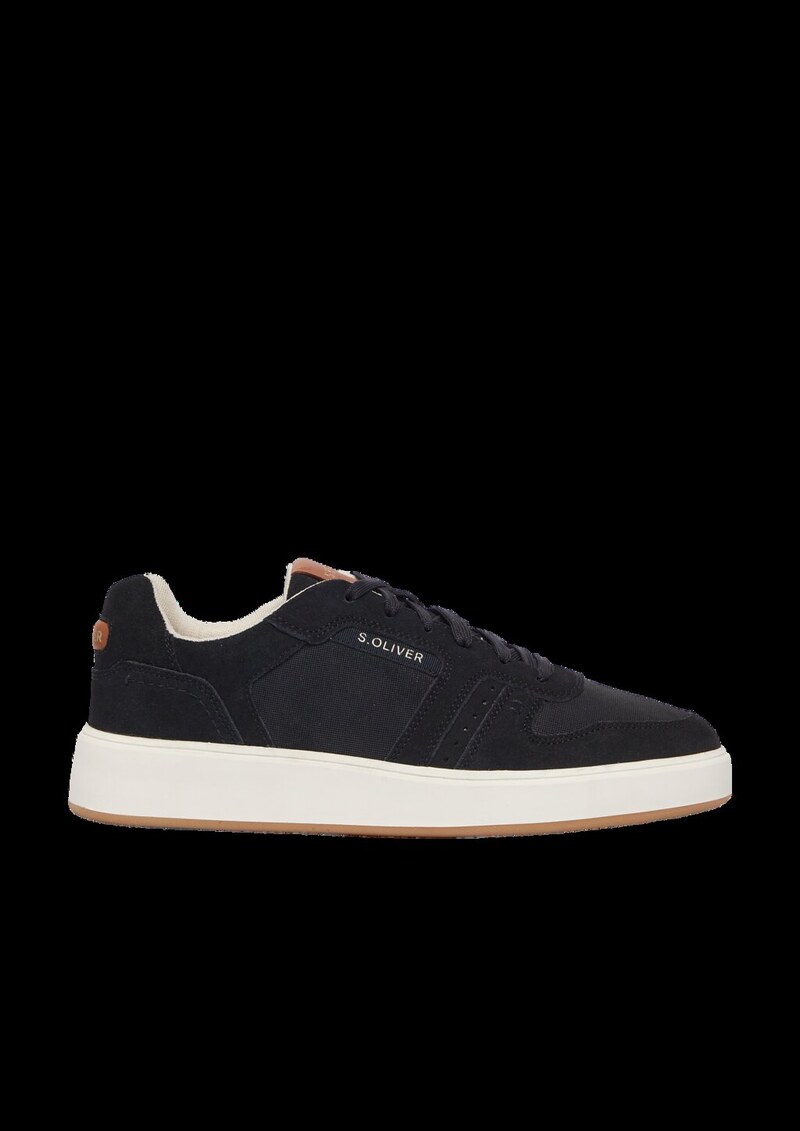 Sneaker im Materialmix