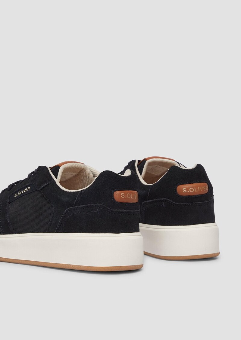 Sneaker im Materialmix