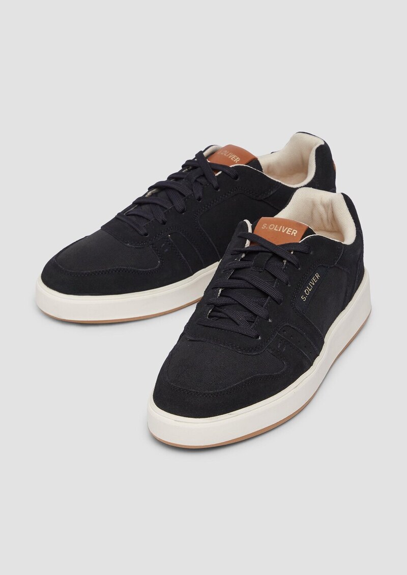 Sneaker im Materialmix