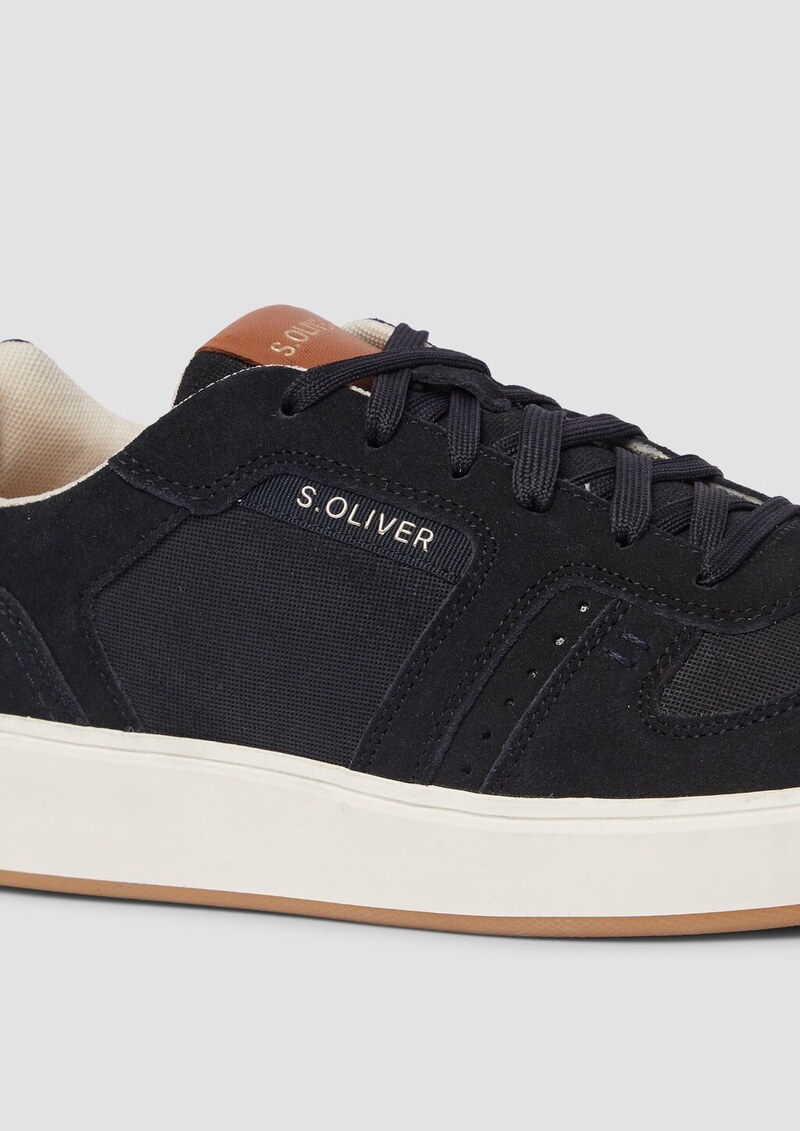 Sneaker im Materialmix