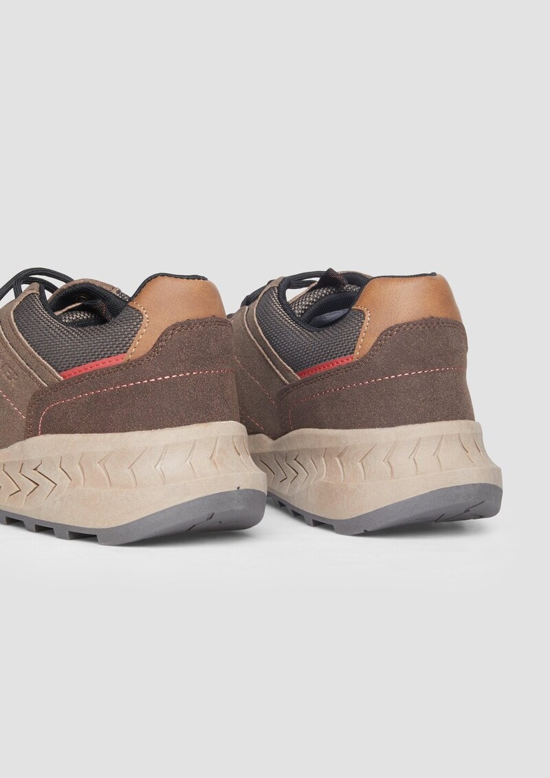 Schnürer im sportiven Stil