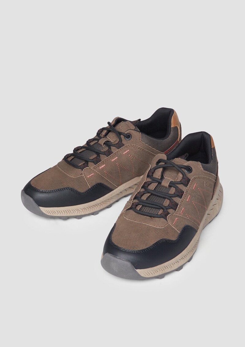 Schnürer im sportiven Stil