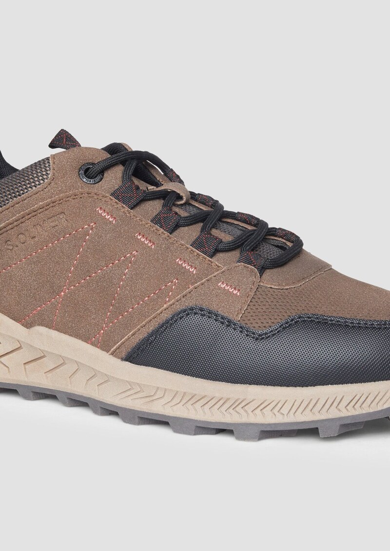 Schnürer im sportiven Stil