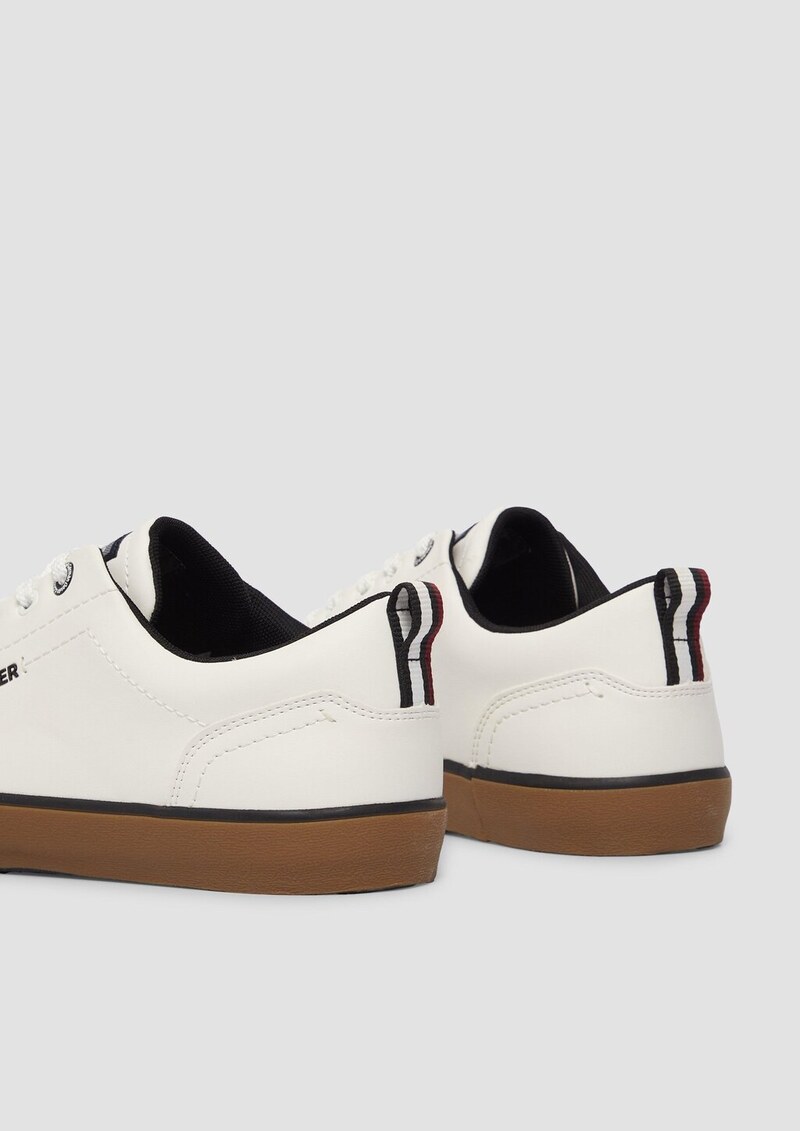 Schnürer mit Logo-Detail