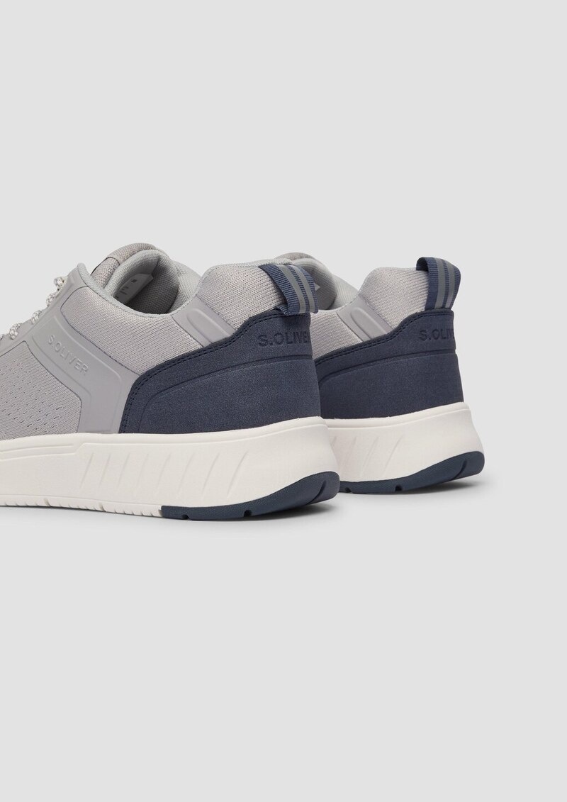 Sneaker im sportiven Look