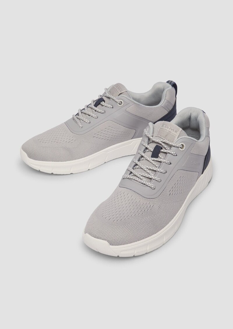 Sneaker im sportiven Look