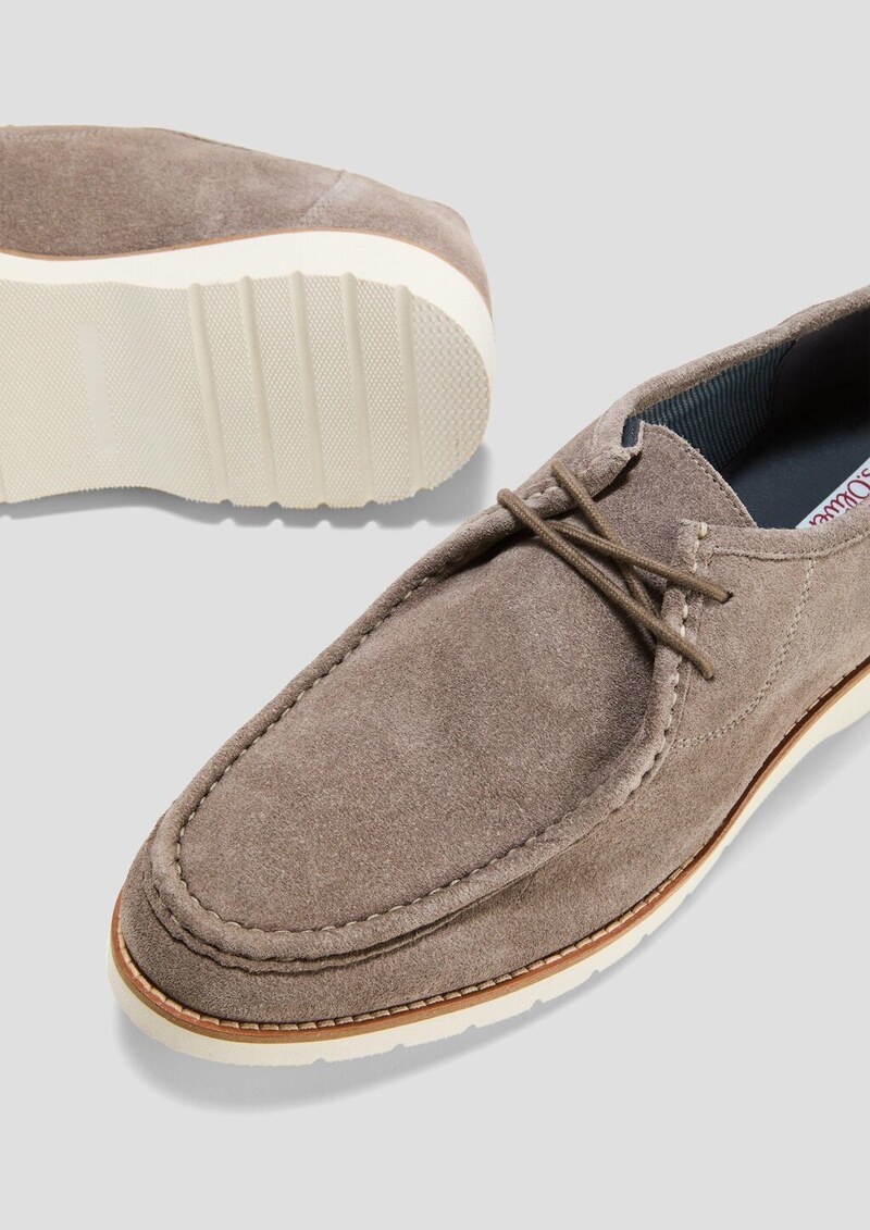 Slipper aus Leder mit Ziernähten