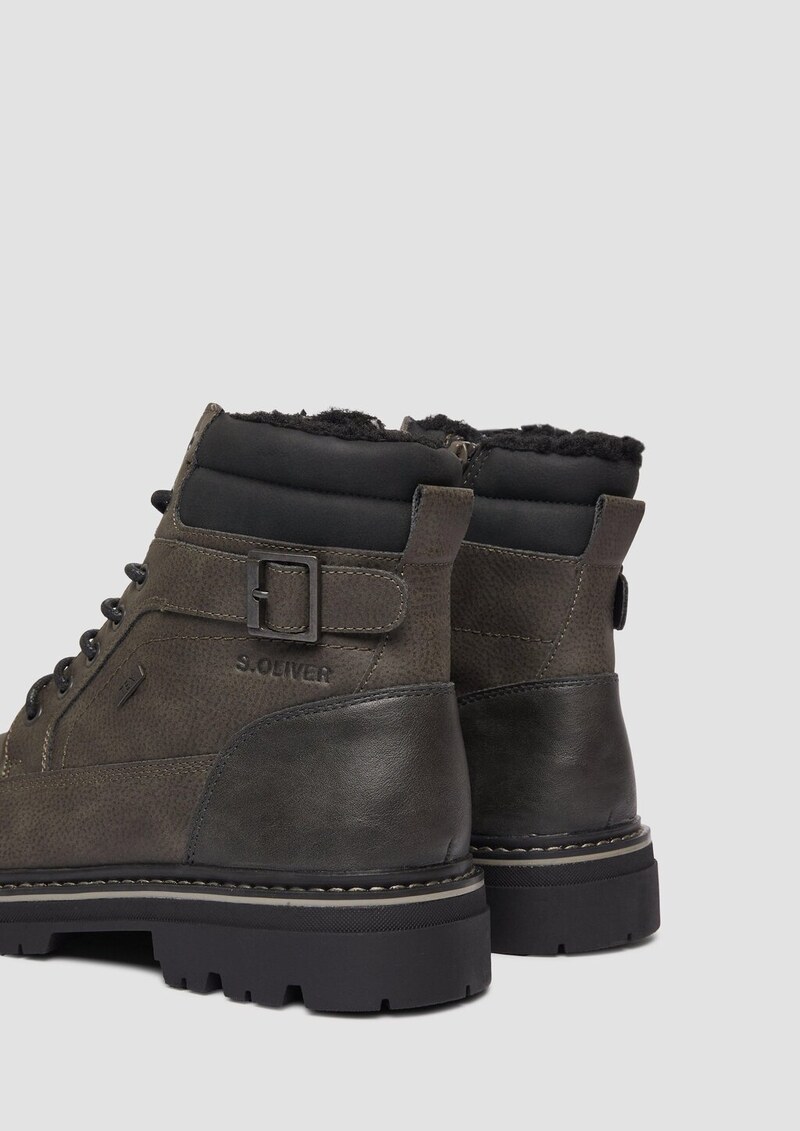 Stiefel mit Schnürung