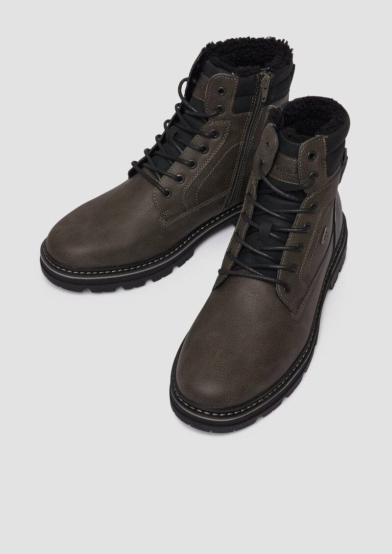 Stiefel mit Schnürung