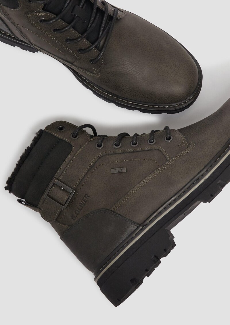 Stiefel mit Schnürung