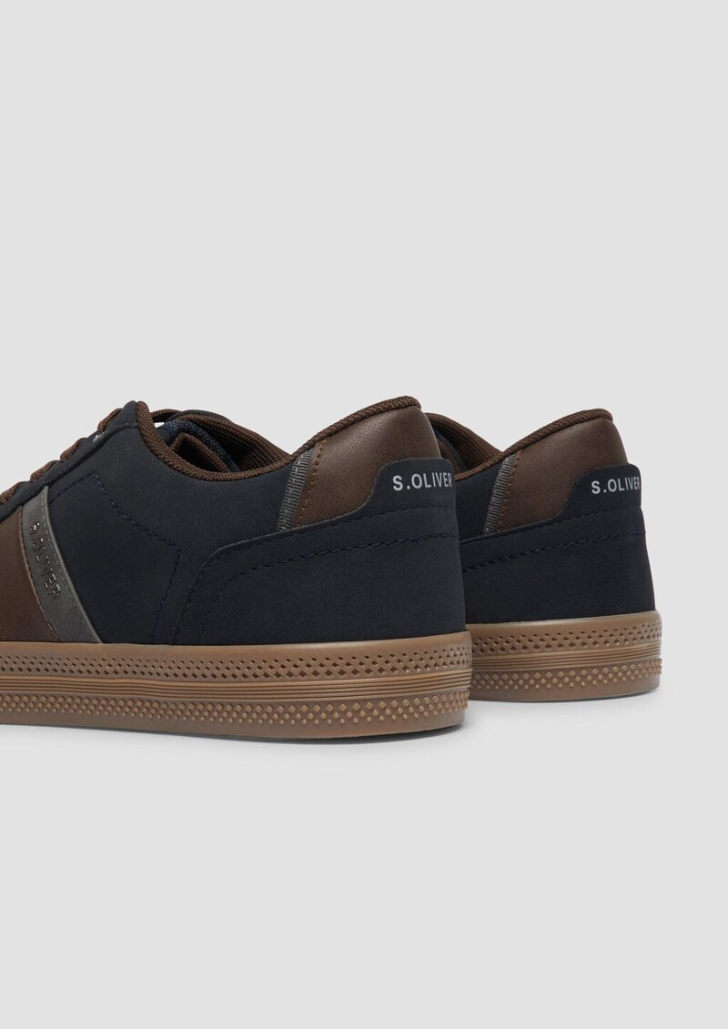 Klassische Schnürer mit Logo-Detail