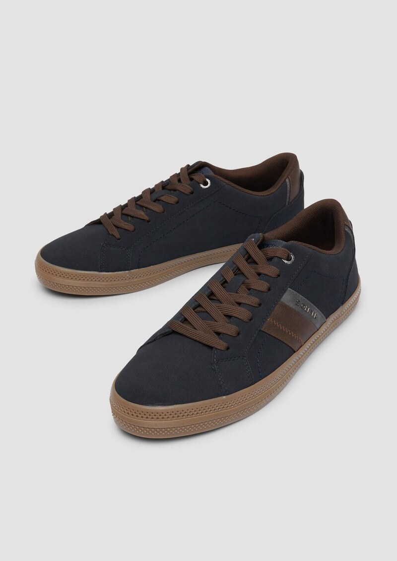 Klassische Schnürer mit Logo-Detail