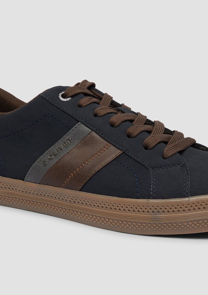 Klassische Schnürer mit Logo-Detail