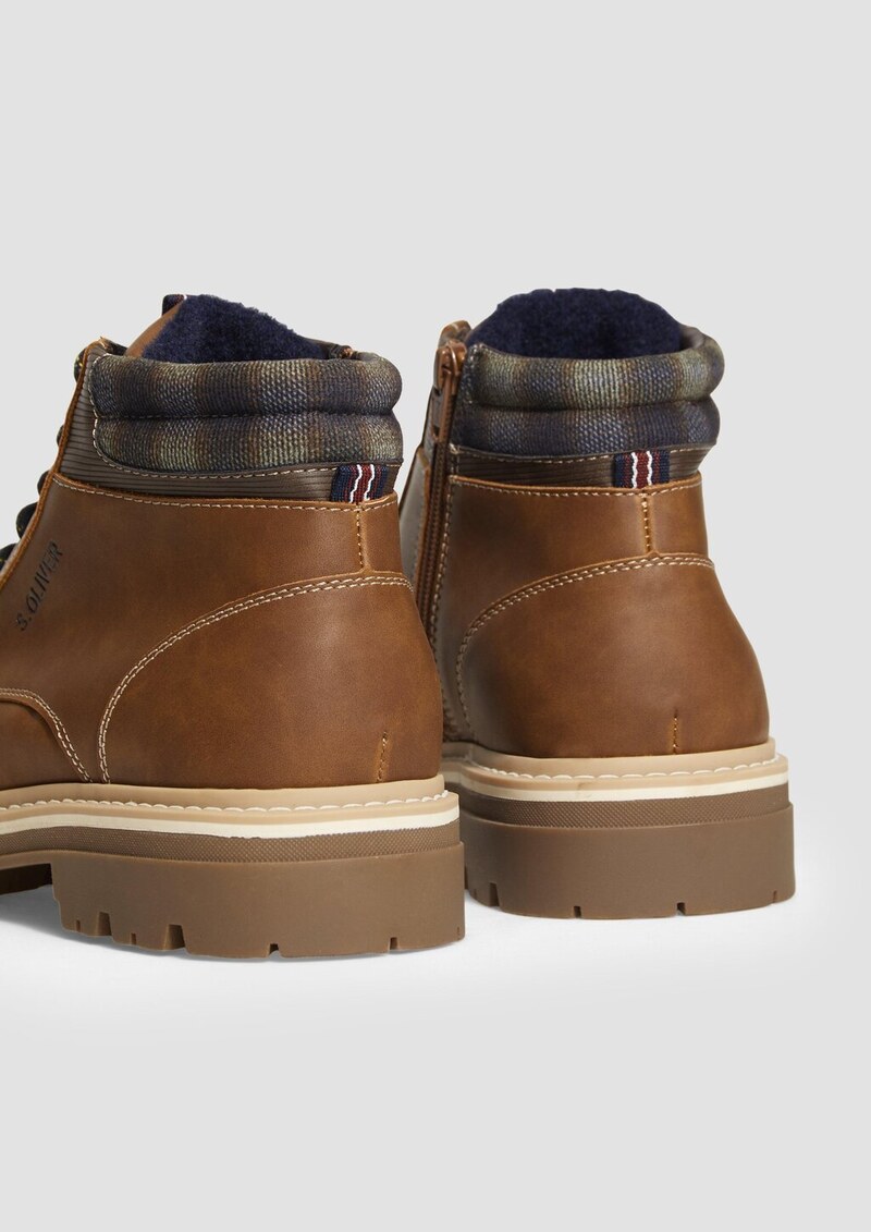 Stiefel mit Schnürung