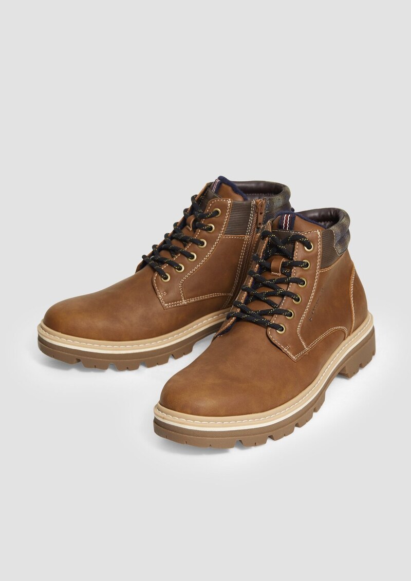 Stiefel mit Schnürung