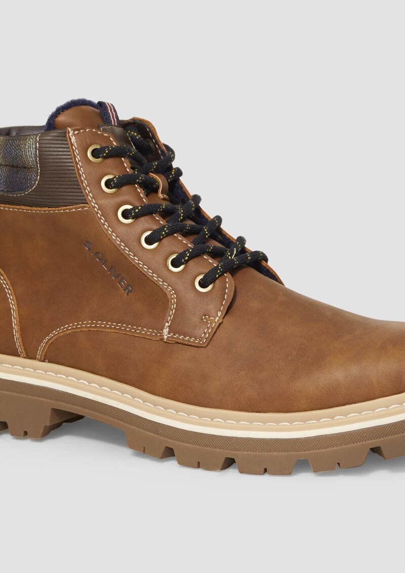 Stiefel mit Schnürung