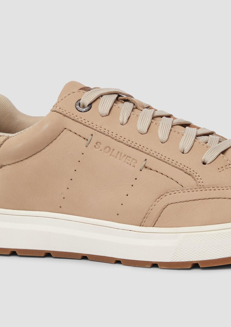 Sneaker im Materialmix