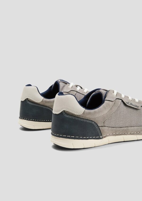 Sneaker im Materialmix