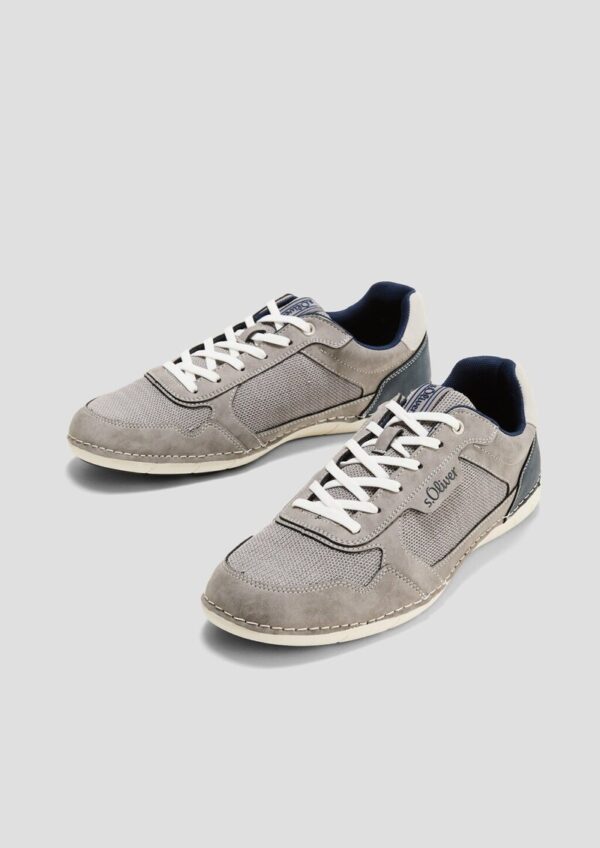 Sneaker im Materialmix