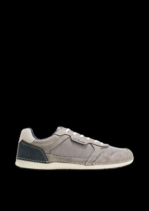 Sneaker im Materialmix