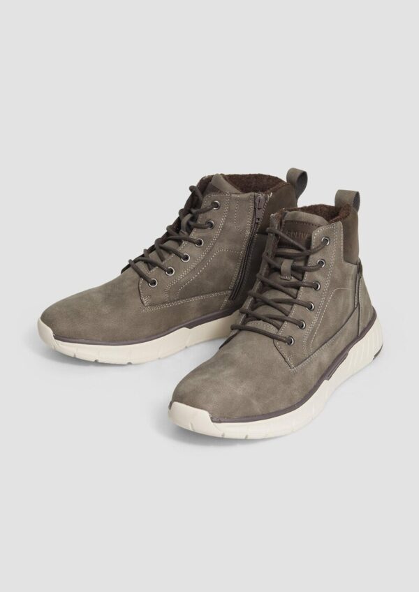 Stiefel im sportiven Look