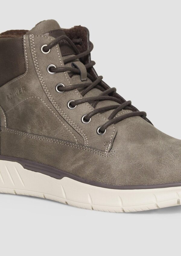 Stiefel im sportiven Look