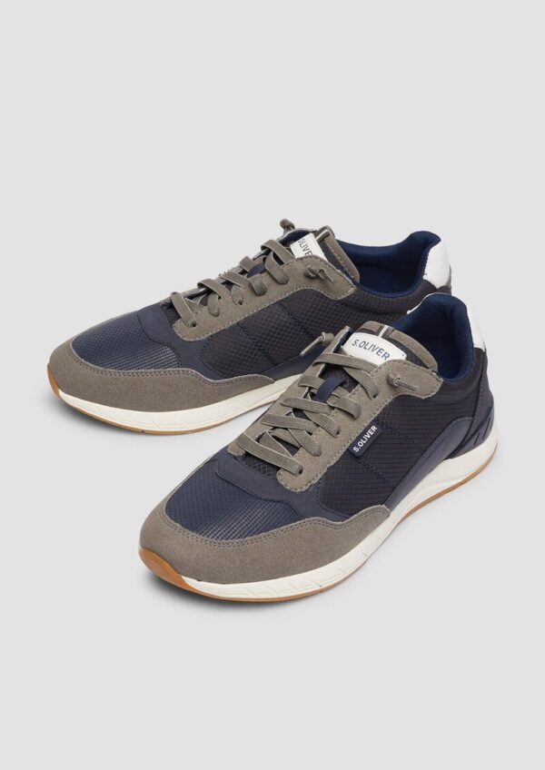 Slipper im sportiven Look