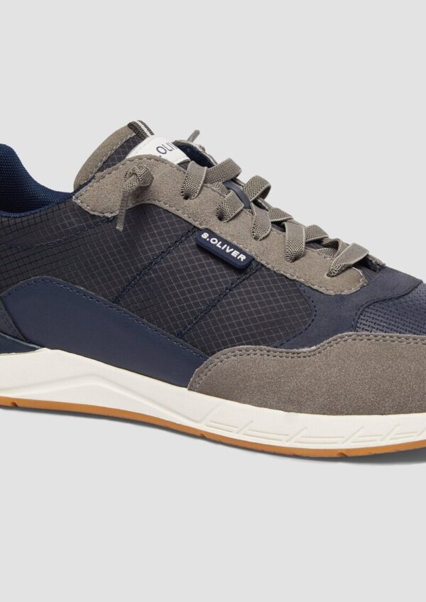 Slipper im sportiven Look