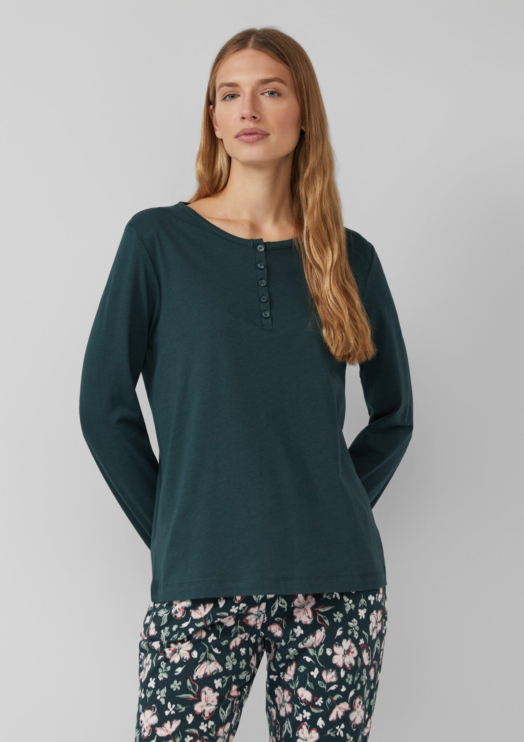 Unifarbenes Pyjama-Oberteil mit kurzer Zierknopfleiste