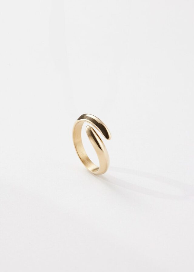 Moderner Ring aus Edelstahl