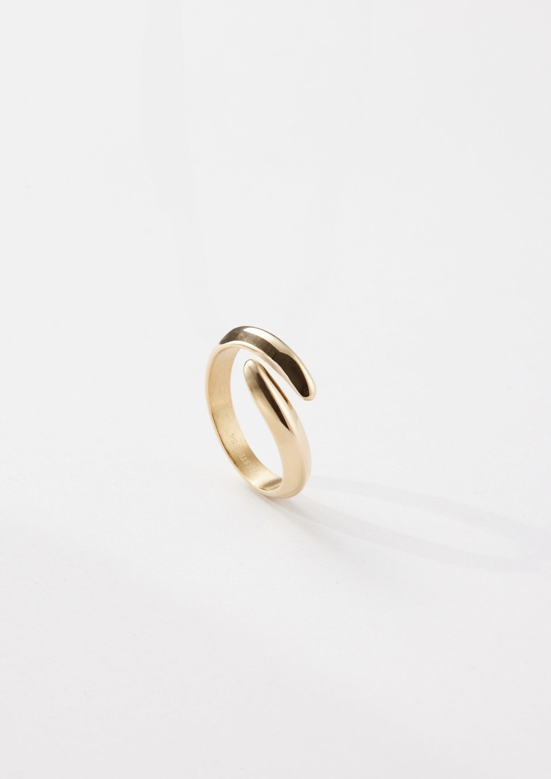 Moderner Ring aus Edelstahl