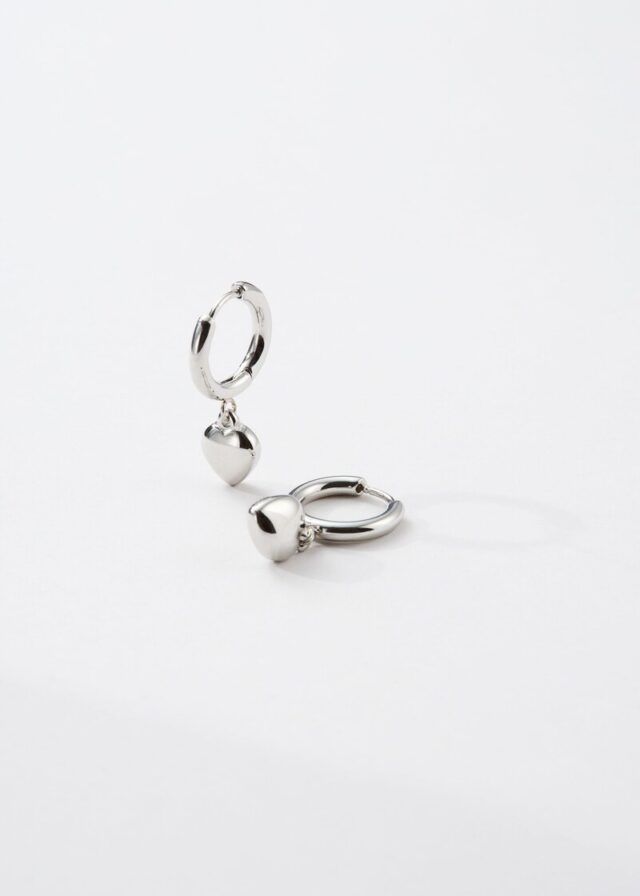 Silberne Ohrringe mit Herz-Detail