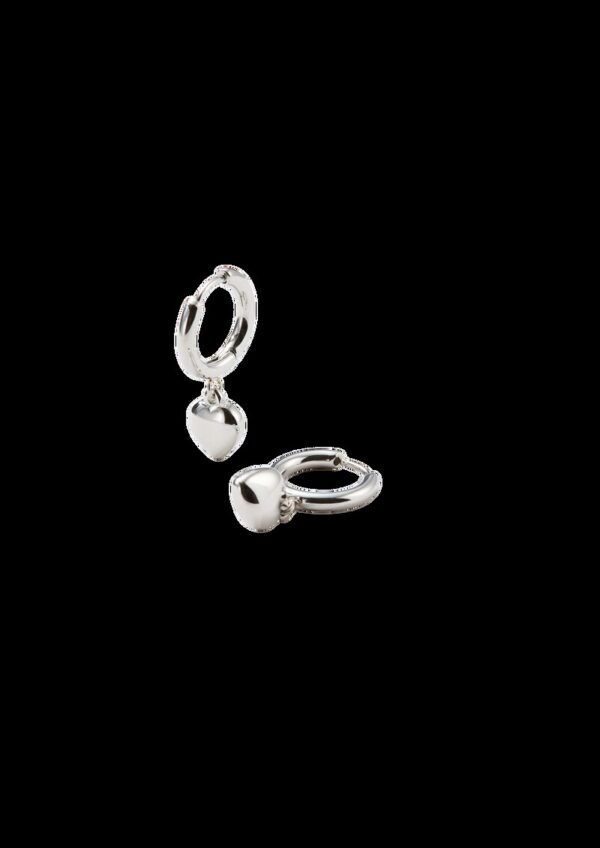 Silberne Ohrringe mit Herz-Detail