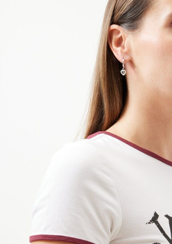 Silberne Ohrringe mit Herz-Detail