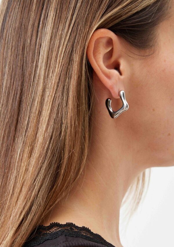 Moderne Creolen aus Edelstahl