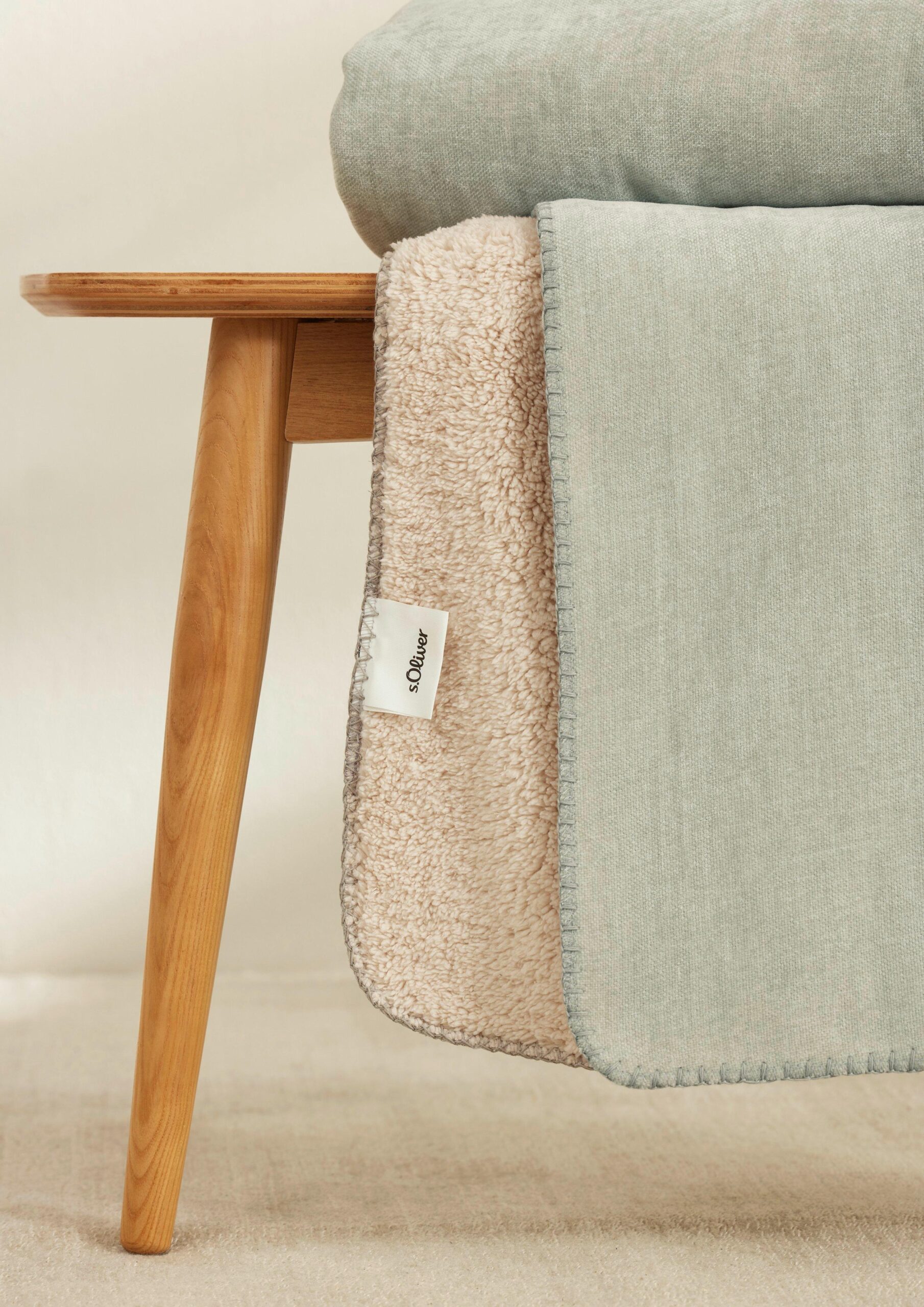 Unifarbene Lounge-Decke