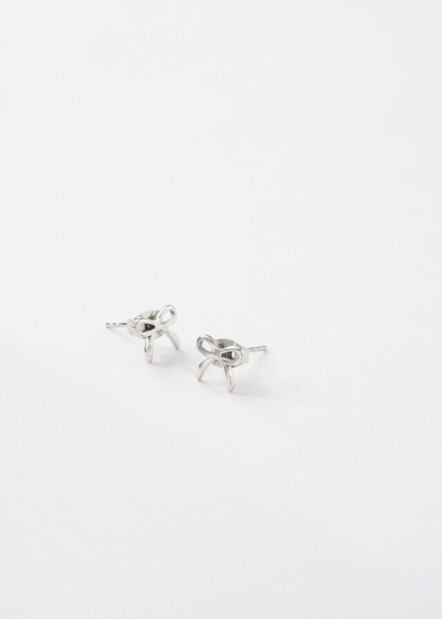 Edelstahlohrringe mit Schleifen-Detail und IP Gold