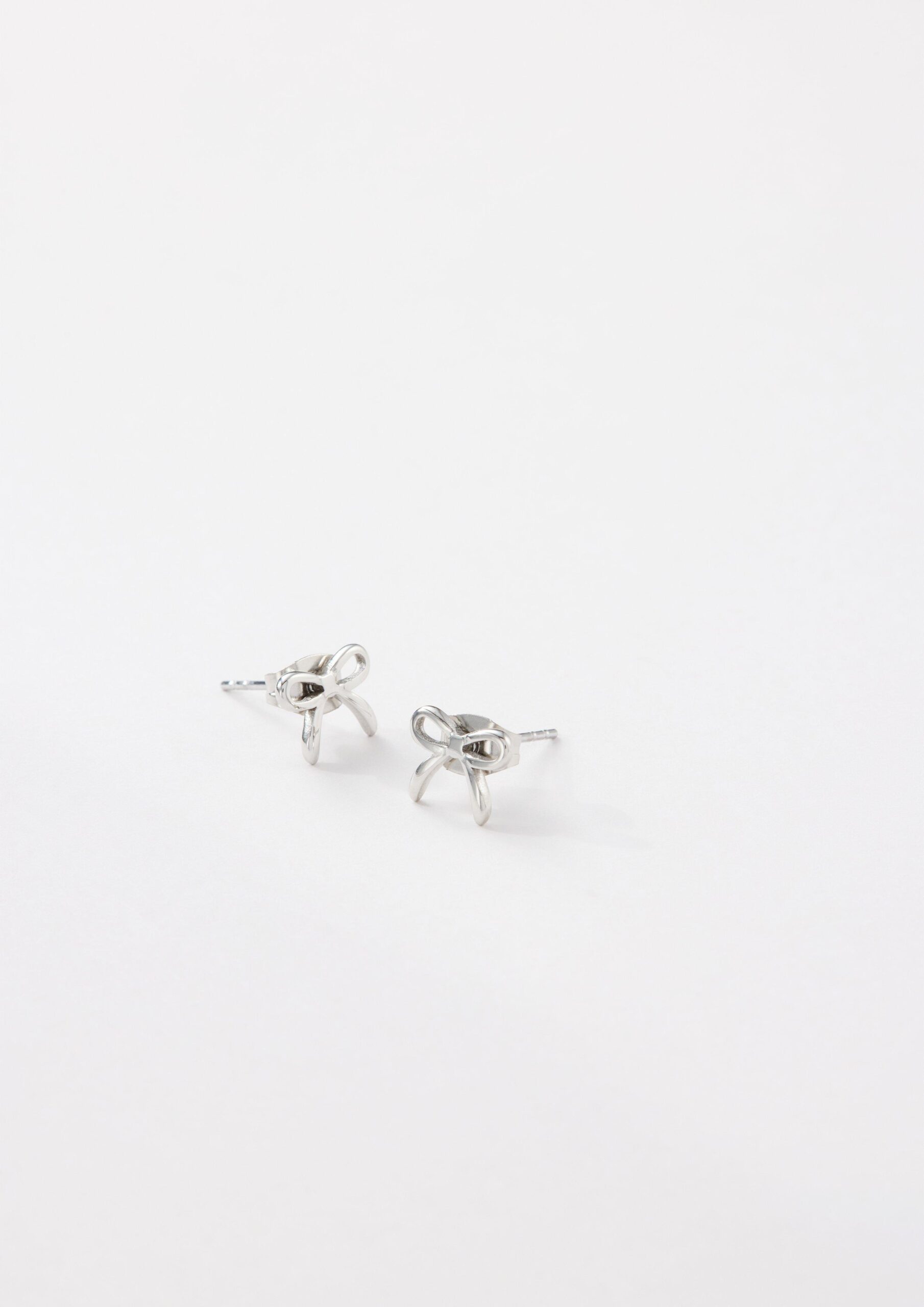 Edelstahlohrringe mit Schleifen-Detail und IP Gold