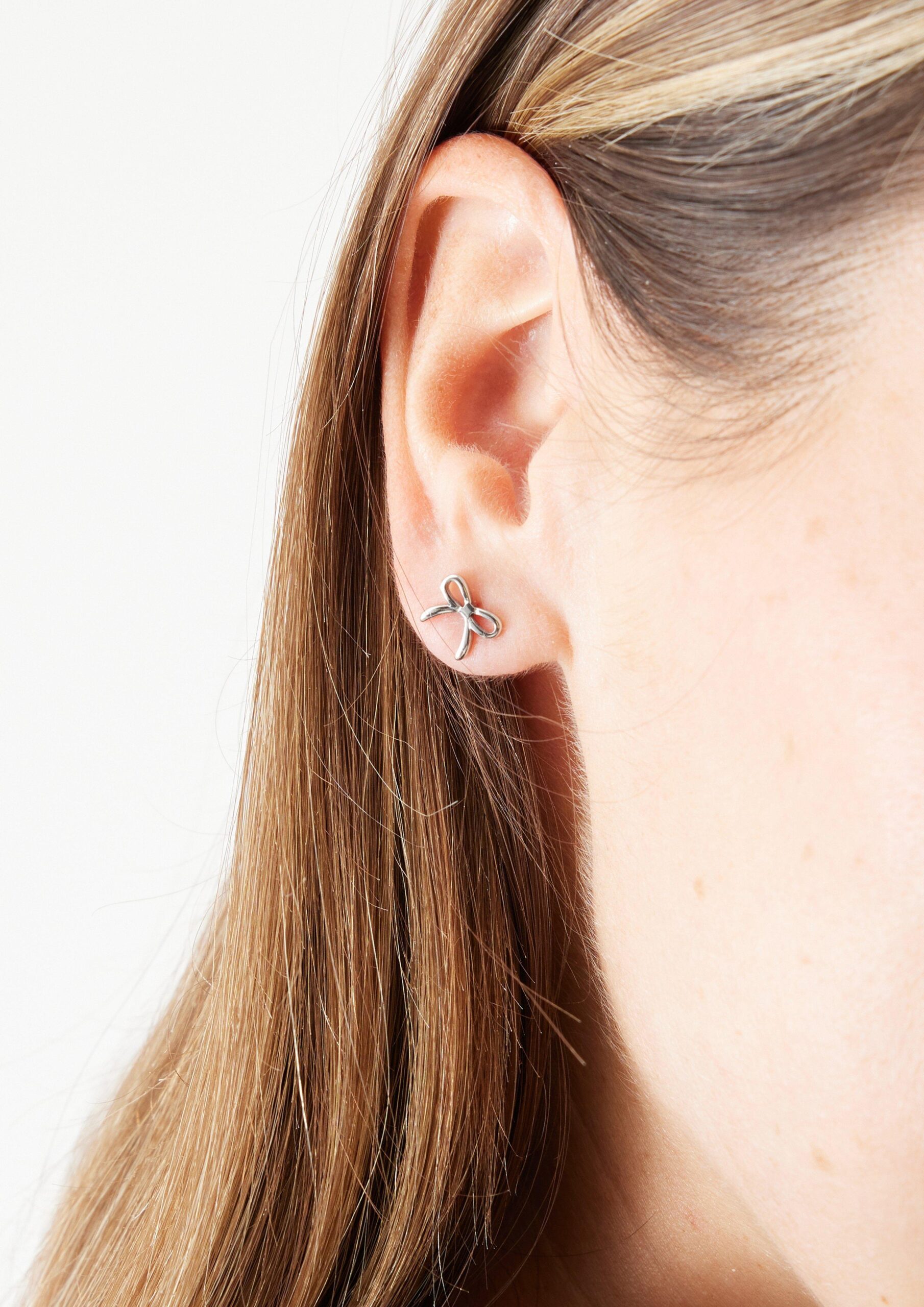 Edelstahlohrringe mit Schleifen-Detail und IP Gold