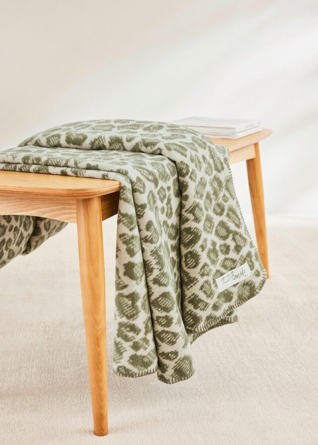 Kuschelige Decke mit Leo-Muster